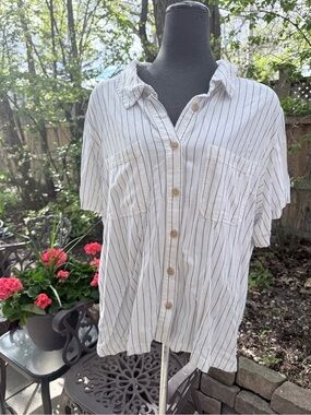 Ladies White Linen Short Sleeve Button-Up Shirt with Black Pinstripes